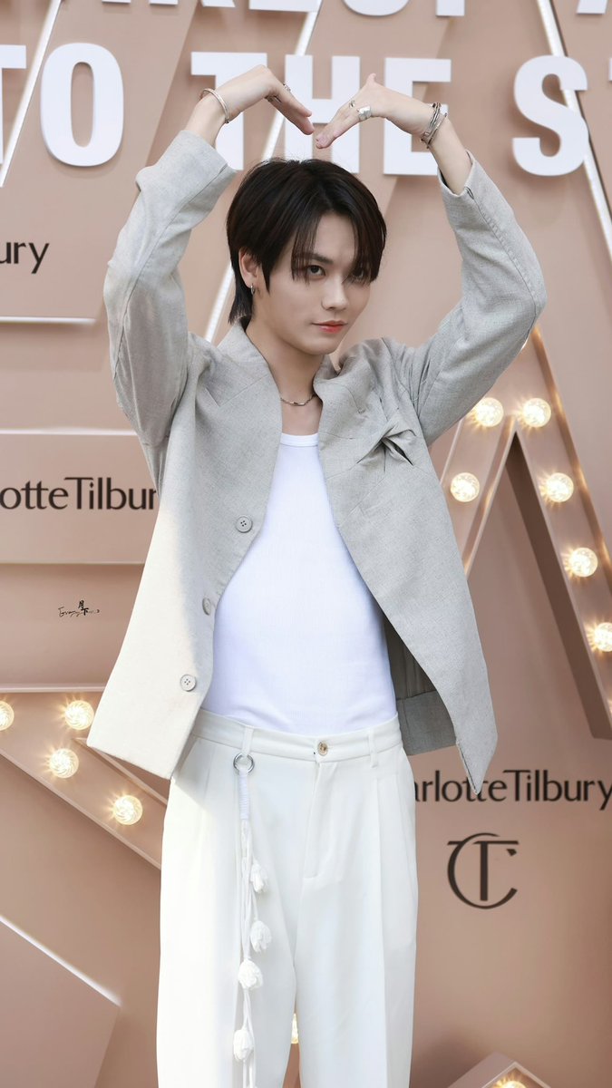 WinterDream0824's tweet photo. cutest little dimple 🙆🏻‍♀️

©月下·林彦俊

#林彦俊 #린옌준 #LinYanjun https://t.co/ZxK3BGZe0D