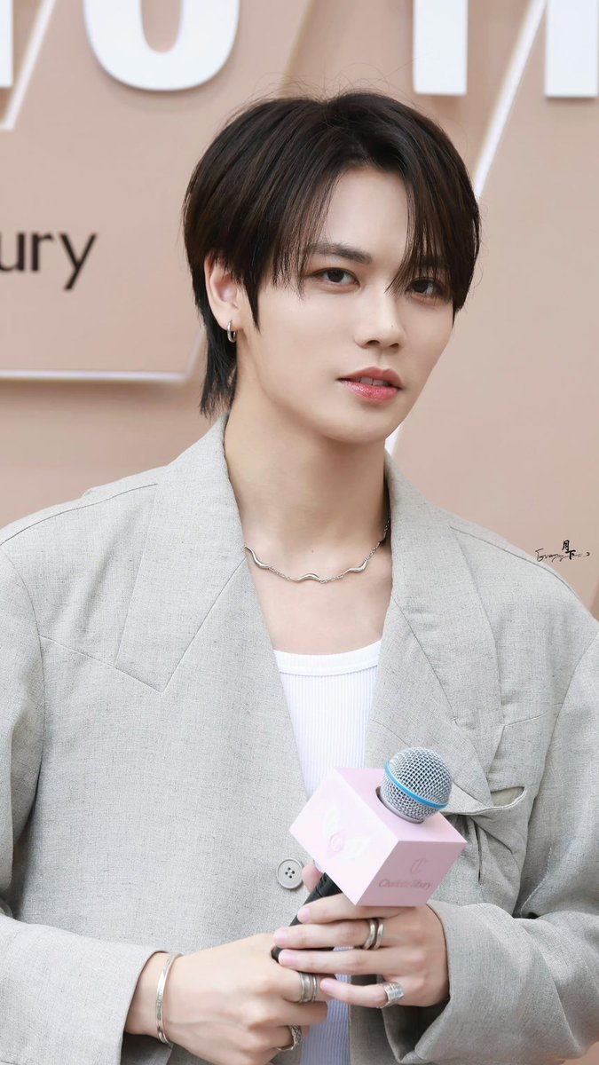 WinterDream0824's tweet photo. cutest little dimple 🙆🏻‍♀️

©月下·林彦俊

#林彦俊 #린옌준 #LinYanjun https://t.co/ZxK3BGZe0D
