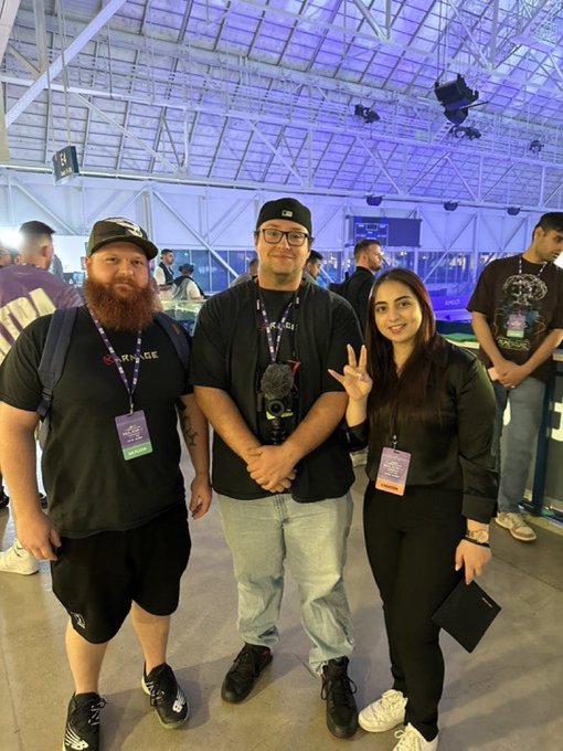 Zmoli53 ⚾️🎮 - Met @TheUncivilQueen and @YxngTexas ! Only thing missing is the actual @KARNAGEclan member having #karnage merch! https://t.co/zcZGnTCqF9