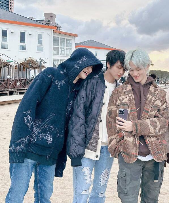 mansggo's tweet photo. markhyucklee familee https://t.co/44ufzhIqAe