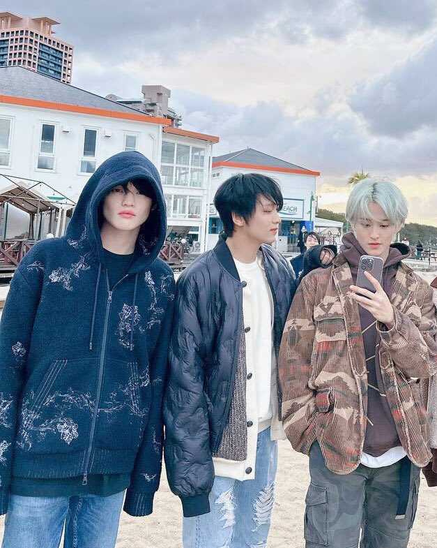 mansggo's tweet photo. markhyucklee familee https://t.co/44ufzhIqAe