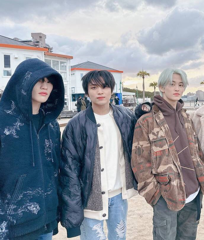 mansggo's tweet photo. markhyucklee familee https://t.co/44ufzhIqAe