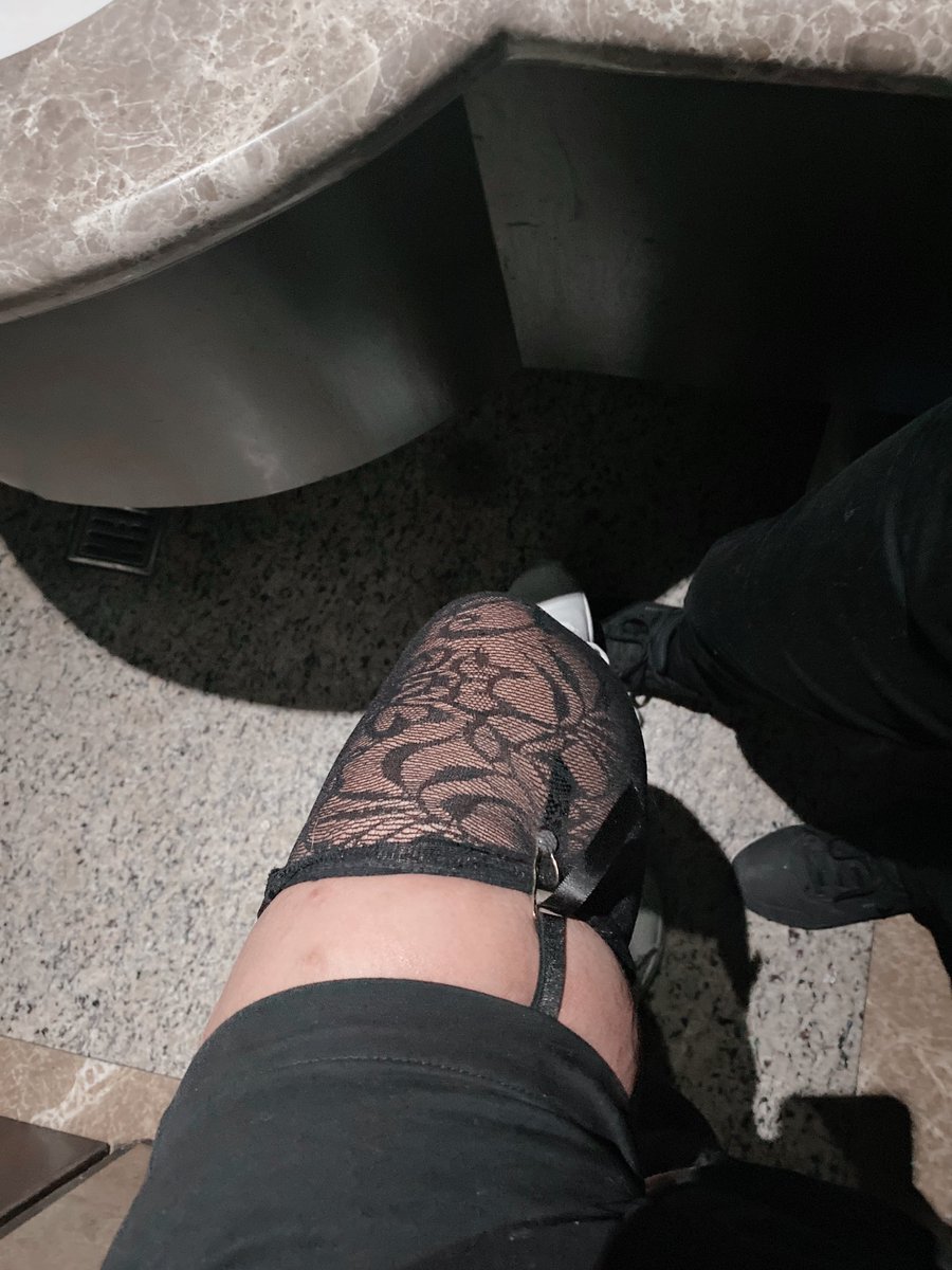 昨天穿了吊帶襪+短褲
原本想去搭捷運去錢櫃 
走在路上我真心覺得一直被看男生看
走不到捷運站我就果斷搭了小黃
然後再錢櫃走來走去帶子就掉了
我請旁邊的男生幫我扣
結果都扣不好帶子還斷了😫
我：你把它玩壞了～要賠我哦🥺
他：咦？是我嗎？好吧賠你那有什麼問題👌
#RIP吊襪帶