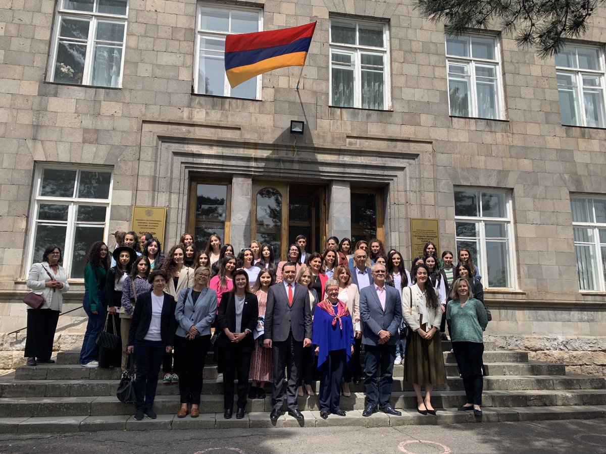 DKAmbGeorgia's tweet image. Happy Republic Day Armenia! 🇦🇲 Դանիայի դեսպանությունը 🇩🇰շնորհավորում է համայն հայությանը Հանրապետության տոնի առթիվ 🇩🇰 🇦🇲
Մաղթում ենք անկախ, խաղաղ, ժողովրդավարական և բարգավաճ Հայաստան 🇦🇲 թո՛ղ մեր երկու երկրների և ժողովուրդների հարաբերությունները ծաղկեն ու բարգավաճեն🇩🇰🇦🇲