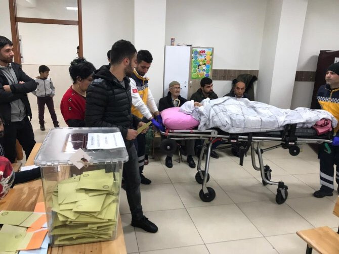 KUL HAKKI YENİR Mİ?

Bir kimsenin, her ne şekilde olursa olsun kendisine ait olmayan bir şeyi haksız yoldan elde etmeye kalkışması kul hakkına tecavüzdür.
Kul hakkı, sadece mal mülk gibi maddi konular değildir. Kişinin bilgisi dışında, aleyhinde yapılan  manevi şeylerde kul
