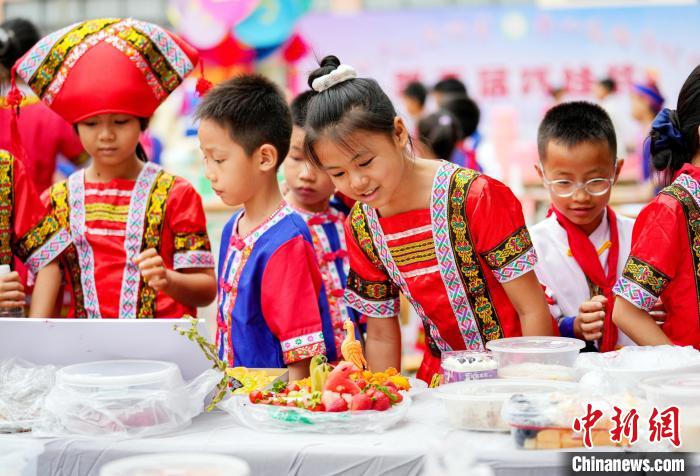 Fine motor skills activities, including embroidery and rice painting competitions, were carried out for children at a primary school in Nanning, S China's Guangxi. #ChinaCulture