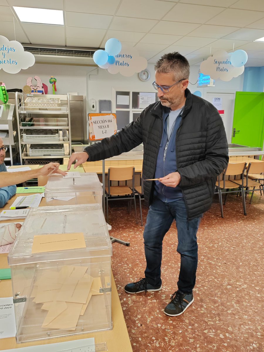 VecinosxAlgete's tweet photo. ✅🗳️Sergio Velasco, nuestro candidato de Vecinos por Algete, ya ha votado en el CEIP Padre Jerónimo de #Algete https://t.co/jMIcXAOfgA