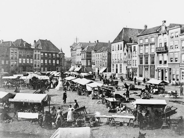 Een geroezemoes van jewelste. Boeren en boerinnen verkopen hun producten uit de Meierij. Handelaren drijven handel. Nieuwtjes worden uitgewisseld. Succesvolle transacties worden beklonken met een glas. Een dag op de Markt van het Den Bosch uit 1885 (afb: Erfgoed DB)