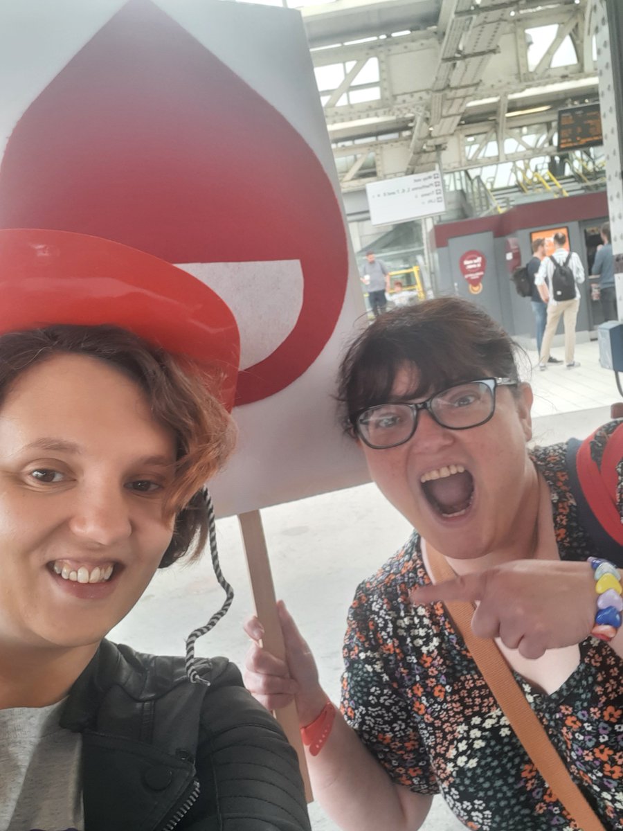 Look who I bumped into at the train station on the way to the #EveryPeriodCounts Period Parade for Global #MHDay  @PeriodPositive  @irise_int @chellaquint #WeAreCommitted