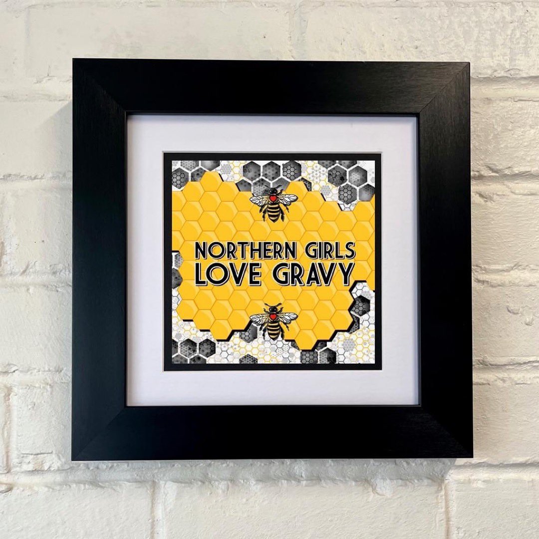 NspccNw's tweet image. MEET THE ARTIST - Day 8 COCKYNAIRO aka Su Mace @sumace 
Su will be exhibiting at ‘HOME’ an Art Exhibition 4 @NSPCC at Three Little Words, MCR on Tuesday 13 June. DJ Sets from @peterhook &amp;amp; @MCTunesUK Cocktails &amp;amp; Art Sales! #art4nspcc #nspcc #cockynairo 💚🖼️👩‍🎨🐝💚