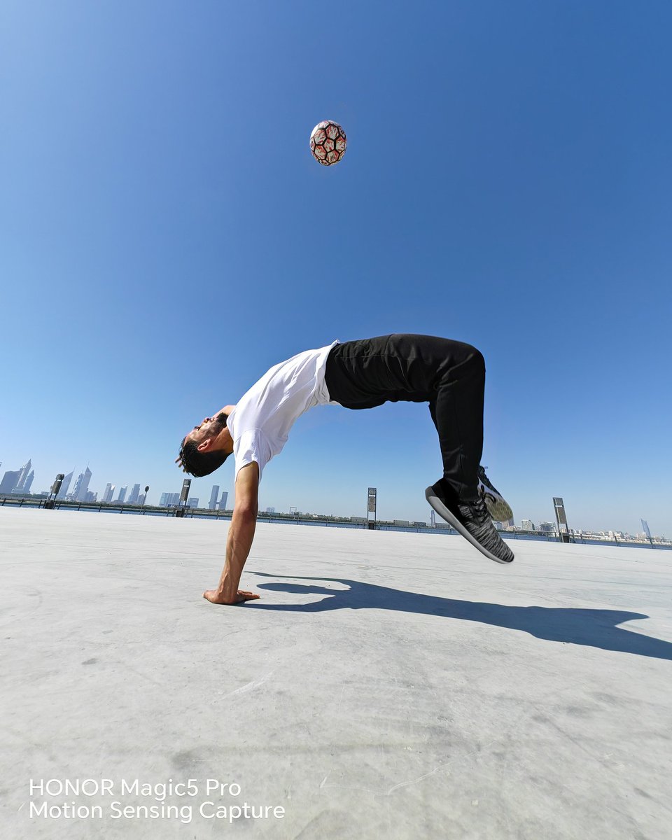 Honorarabia's tweet photo. Let #HONORMagic5Pro's AI Motion Sensing Capture detect your most incredible moves &amp; capture it without even lifting a finger!

Pre-order for AED 3999 &amp; get gifts worth AED 896.

World record holder of freestyle football: Ammar Al Khudhiri

#UnleashThePowerofMagic #FalconCapture https://t.co/MvFmpXXVKm