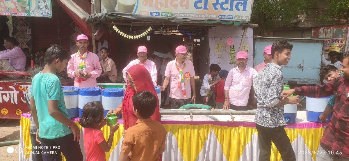 जय गुरु देव
दुर्लभ मानुष जन्म है, देह न बारम्बार । 
 तरुवर ज्यों पत्ता झड़े, बहुरि न लागे डार ।।
 अर्थ : इस संसार में मनुष्य का जन्म मुश्किल से मिलता है. यह मानव शरीर उसी तरह बार-बार नहीं मिलता जैसे वृक्ष से पत्ता झड़ जाए 
अमन चैन का बिगुल बजाओ
#सब_जीवों_की_जान_बचाओ