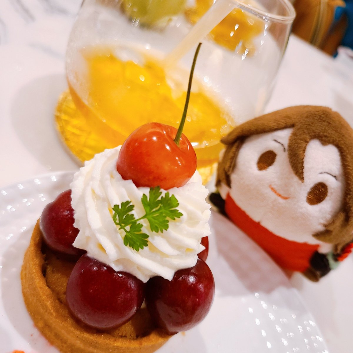 「おりちゃんとアフタヌーンティー行ってきた 美味しいし可愛かったよ～ 推しが尊い!」|ひながたのイラスト
