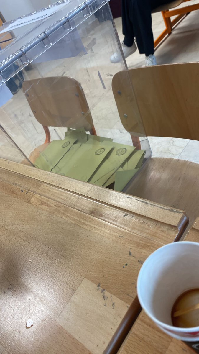 Arkadaşım kimse gelmiyor diyor. 

Zahmet olmazsa sıcak yatağınızdan çıkıp oy kullanır mısınız?