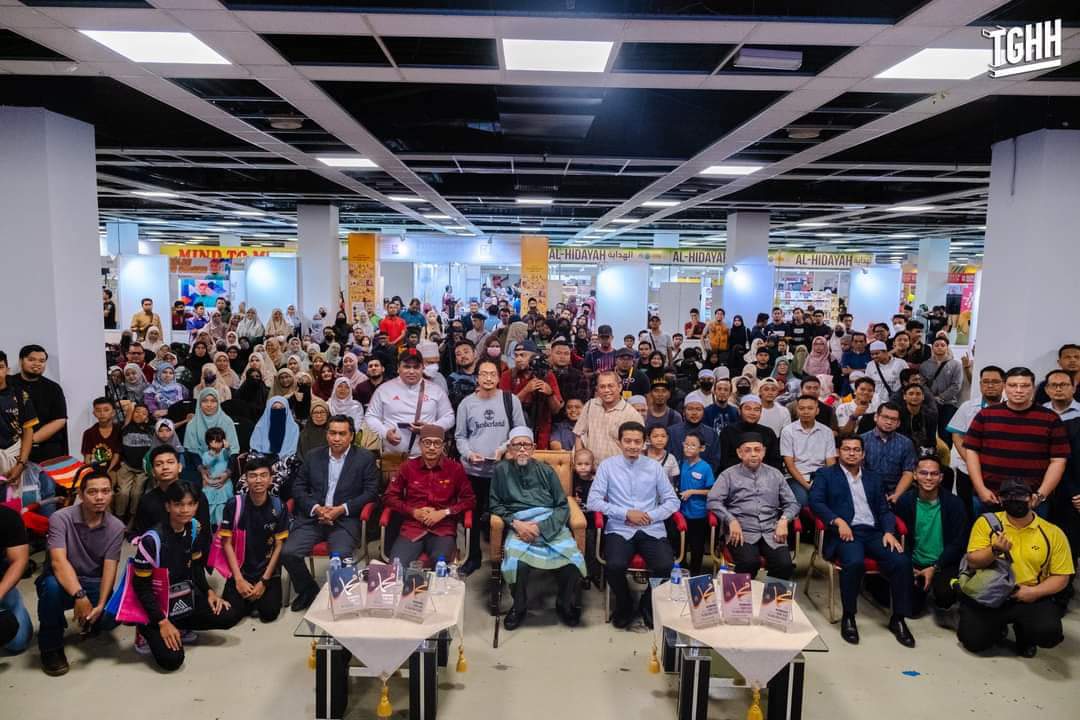 PASPusat's tweet photo. Tidak ramai pemimpin politik boleh melakukan ini.

Kebanyakan pemimpin politik mereka hanya memimpin rakyatnya dengan ucapan retorik politik diselaputi janji bulan dan bintang.

Tidak kurang juga melemparkan fitnah kepada parti lawan seperti dilakukan oleh PMX dalam isu dana judi https://t.co/Pj7AUJmBu9