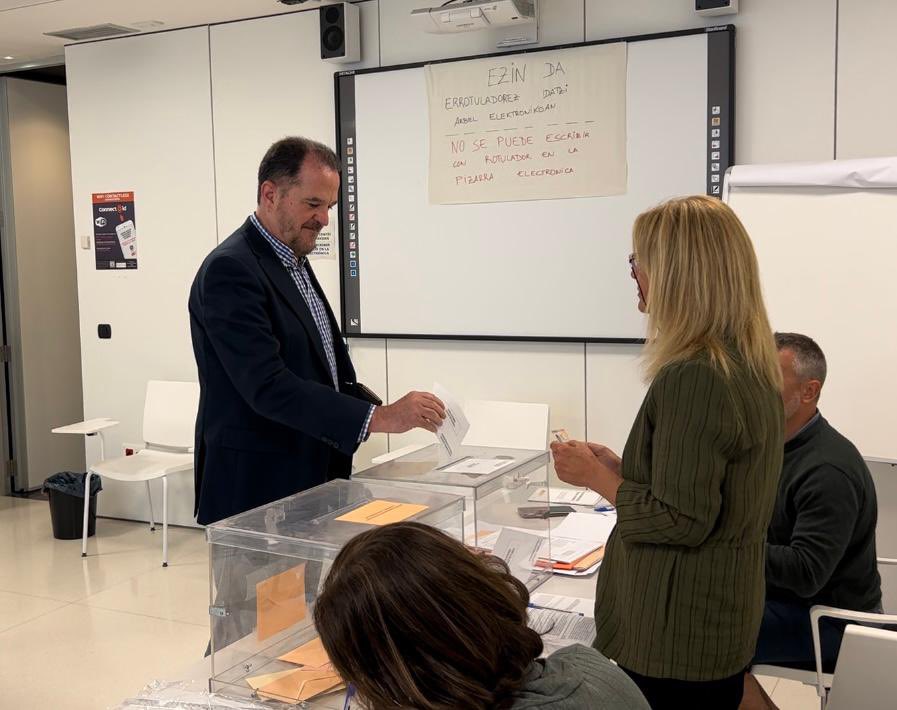 Acabo de votar en #Getxo… hago un llamamiento y animo a todos los vascos a que ejerzan libremente su derecho al voto. #EntreTodos hoy comienza el cambio.