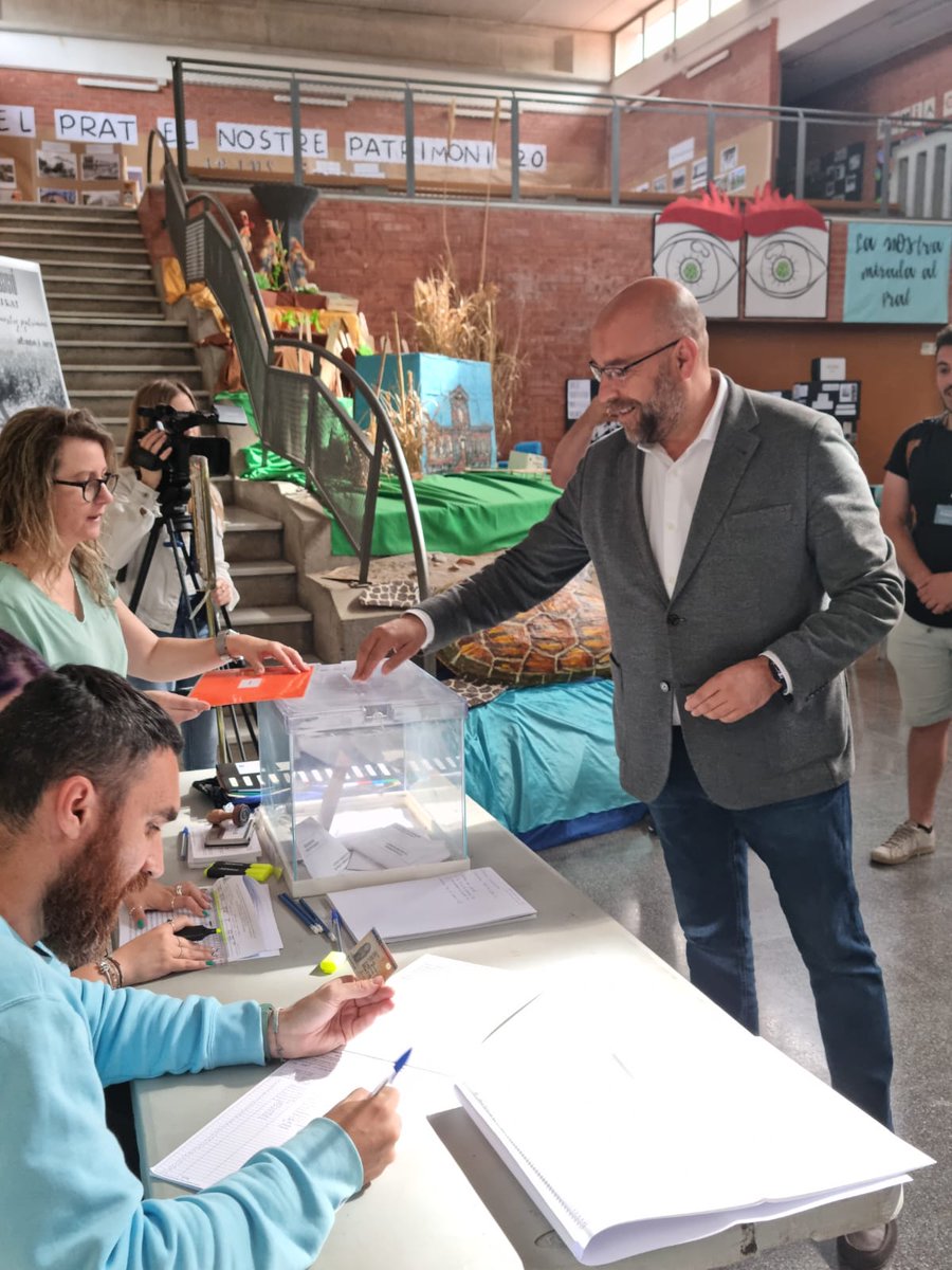 periodicdelta's tweet image. #DIRECTE

🗳️Fem seguiment de les #EleccionsMunicipals2023 #ElPrat #28MElPrat

🔸Totes les meses s'han constituït sense incidències abans de les 9 i han començat les votacions.

🔸 @Ochoappc del @PPpratllobregat
el primer candidat que vota 
 
Ja a la web👇🏻

periodicdelta.cat/noticia/207875/