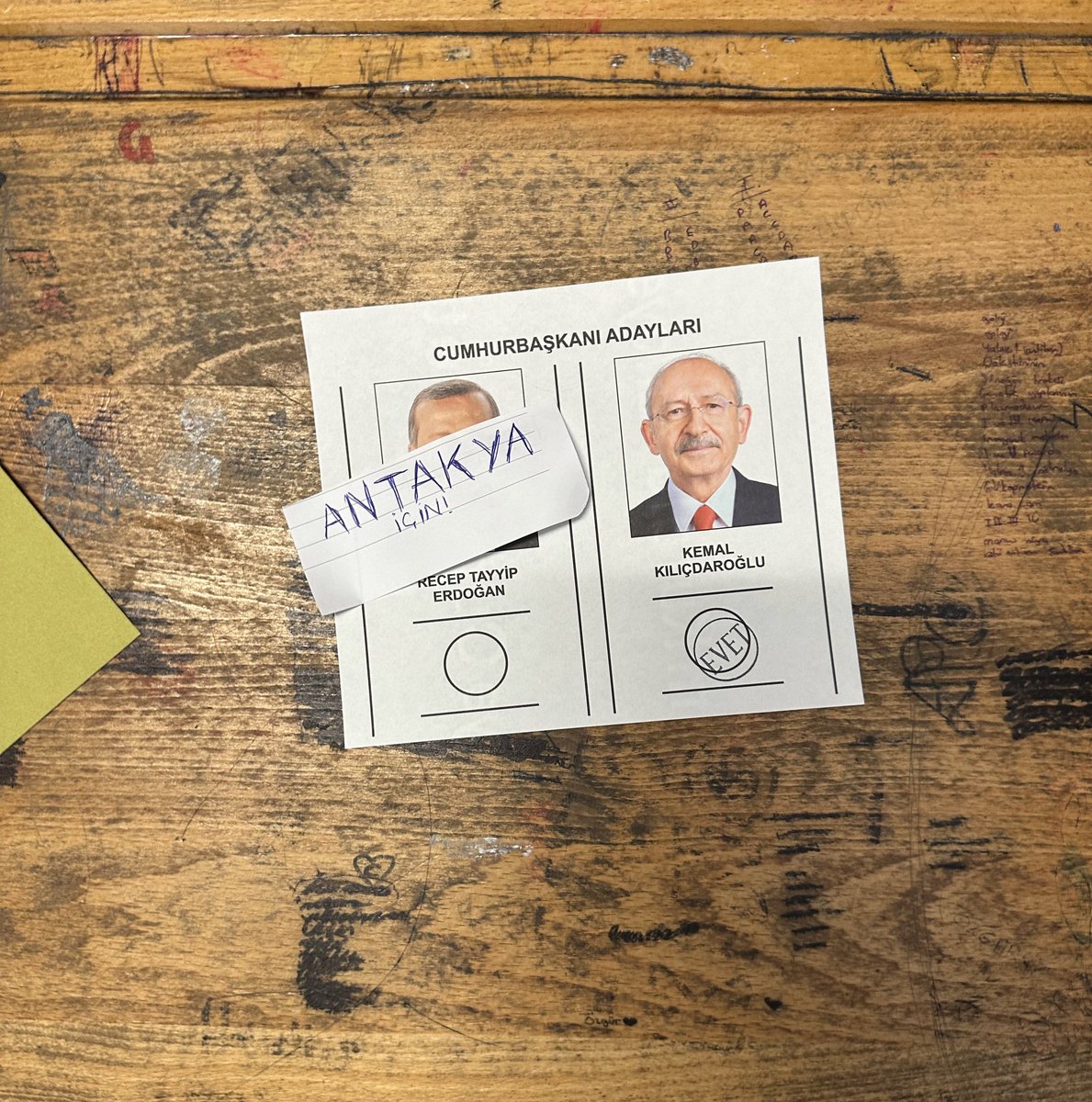 6 Şubat’ta ailemden 2, arkadaşlarımdan ve çevremden 100’den fazla kayıp verdim. Bu oyum en çok onlar için. 1 oy ama hepsinin hakkı var içinde. Hepsi Kılıçdaroğlu’na oy verecekti. Antakya için sandığa!