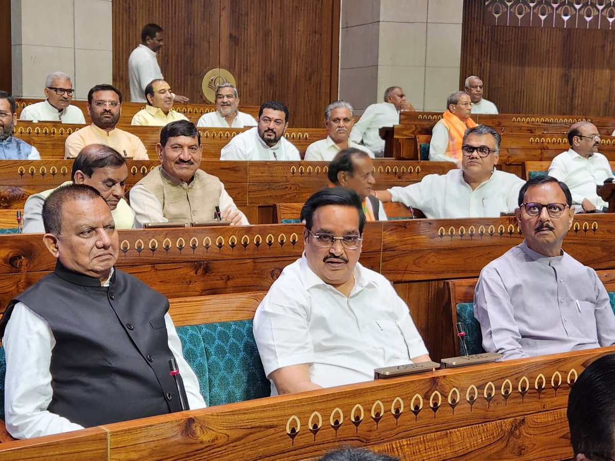 નવા ભારતનું, નવું સાંસદ ભવન ! 

ભારતીય સંસ્કૃતિને ઉજાગર કરતા, વિશ્વની સૌથી મોટી લોકશાહીમાં અપાર ગૌરવસમા નવા સાંસદભવનનાં ઉદઘાટન પ્રસંગનાં સાક્ષી બન્યાનું સદભાગ્ય સાંપડ્યું, અપાર ધન્યતાનો અનુભવ કર્યો. 

આ સાંસદ ભવન એ માત્ર સાંસદ ભવન નથી, નવા ભારતની ઓળખ છે, નવા સપનાઓની નિશાની છે,