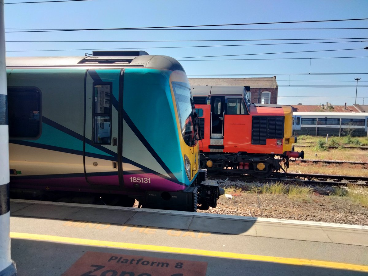 Harrod15S's tweet image. TPExpress 185131 and Harry Needle 37607 side by side at Doncaster Station yesterday afternoon
#class37 #class185 #trains @TPExpressTrains @HnRail #Doncaster