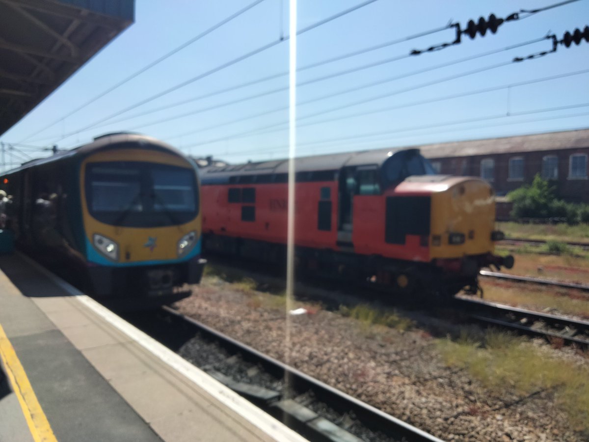Harrod15S's tweet image. TPExpress 185131 and Harry Needle 37607 side by side at Doncaster Station yesterday afternoon
#class37 #class185 #trains @TPExpressTrains @HnRail #Doncaster