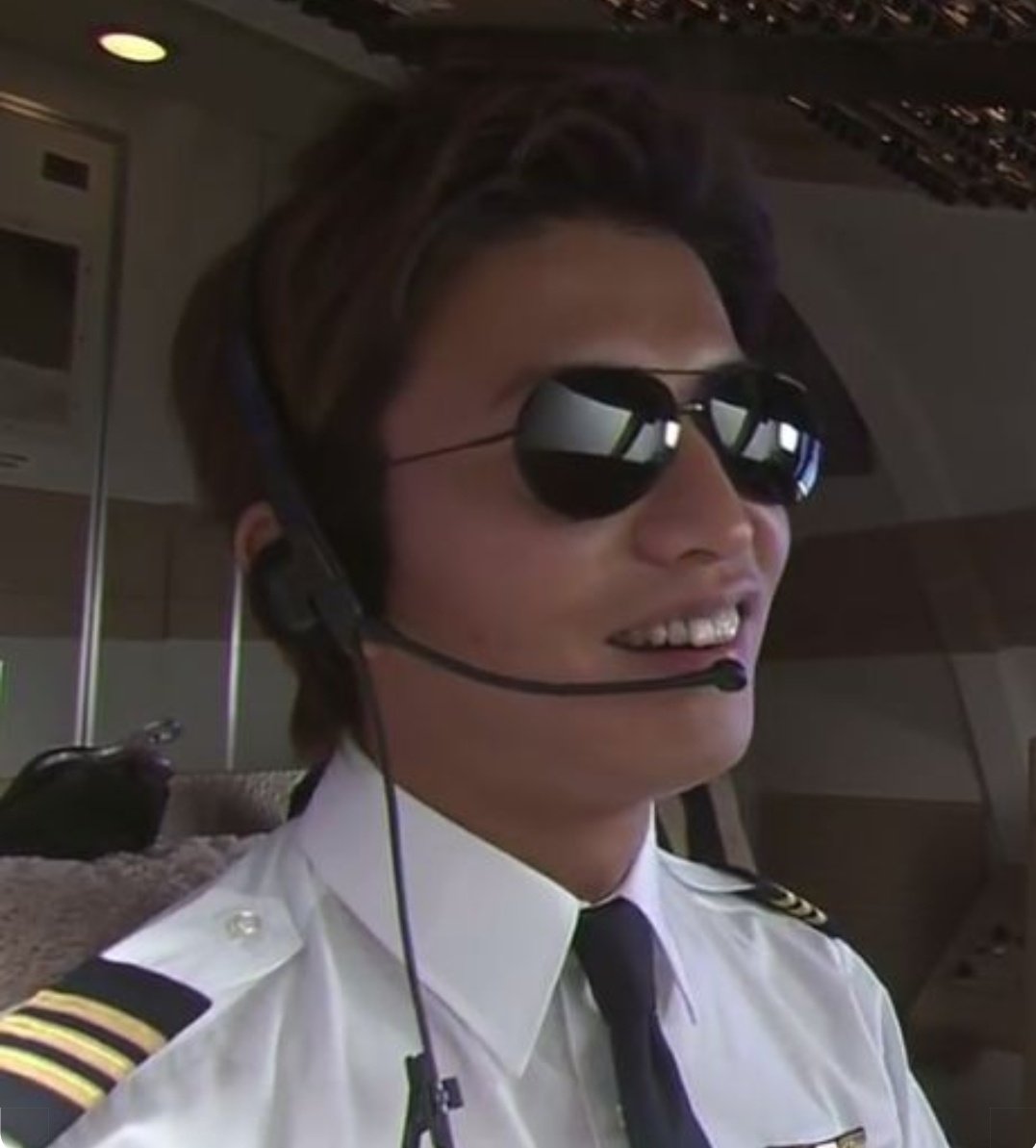watching the rerun of Kimura Takuya's series, Good Luck on Gem TV now. it brings back a lot of memories. amd Shinkai is one kakkoii pilot. 😍

and ofc it goes without saying my dai ichiban one hella fine actor, among all the other things he can do. 🔥

#TakuyaKimura