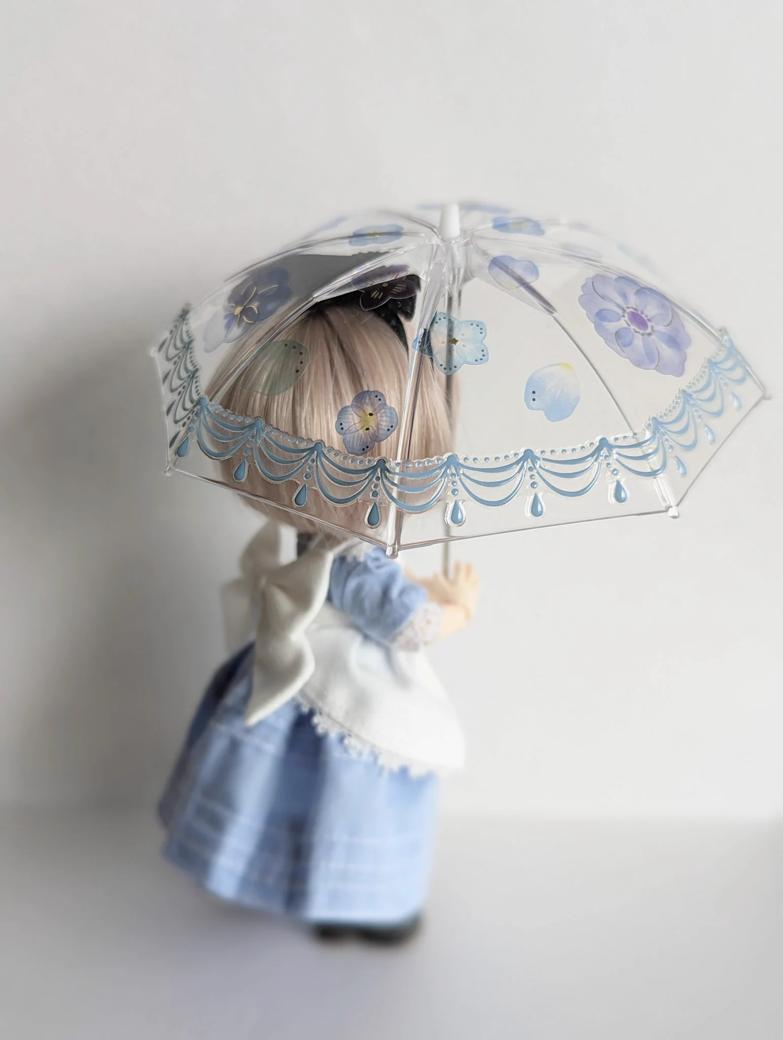 セリアの1/12スケールのミニチュ傘が便利。シールを貼ってアレンジも可能