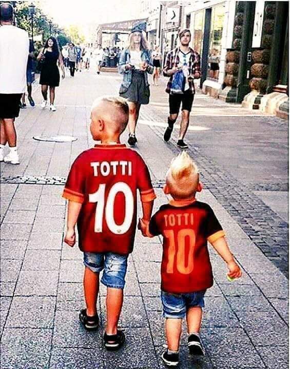 2017 / 2023 .. Ogni Anno come una Coltellata.. 
#FrancescoTotti 💛❤️ 
#AsRoma #Roma #SerieA #UECL #UEL #UELfinal #UCL #UCLfinal #BuongiornoATutti #BuonaDomenica #Totti #28maggio #28maggio2023