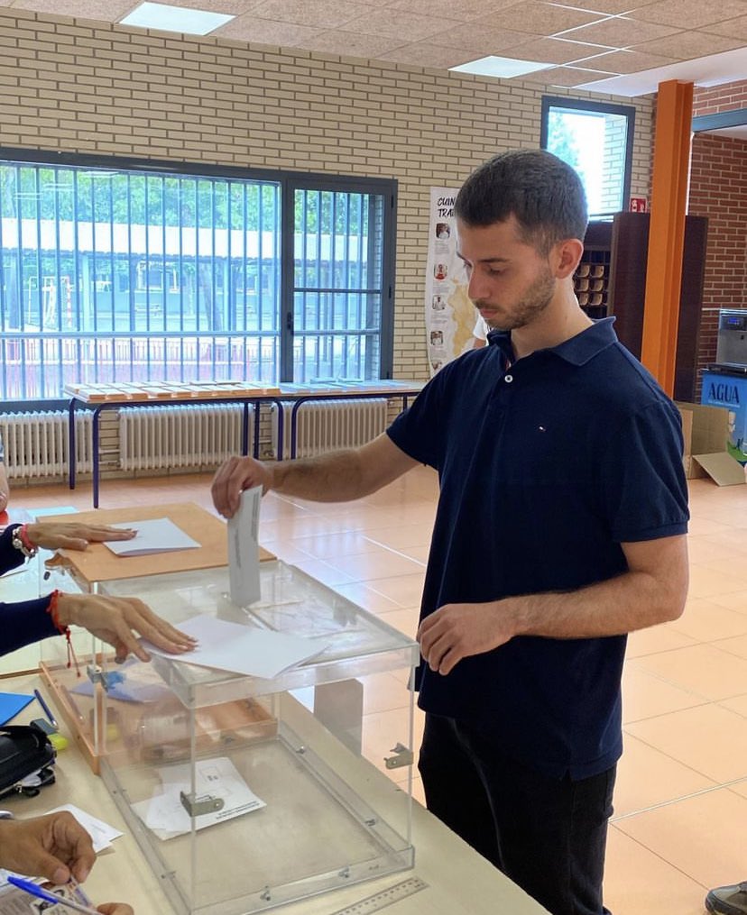 Nuestro candidato a la alcaldía de Mislata, Pablo Sanz, abriendo el colegio electoral #28M