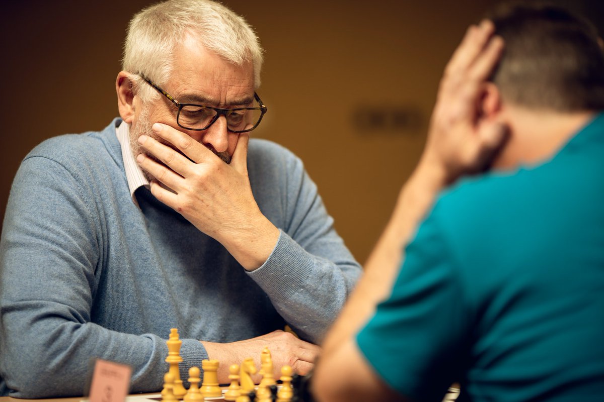 Die erste Partie der A-Gruppe ist beendet. IM Dr. Manfred Glienke remisiert nach einem Bauernopfer gegen Jared William Möller, der sich gestern schon ein Remis gegen GM Raj Tischbierek sicherte. 😮

📸 <a href="/MatiasSLazarte/">Matias Lazarte</a>