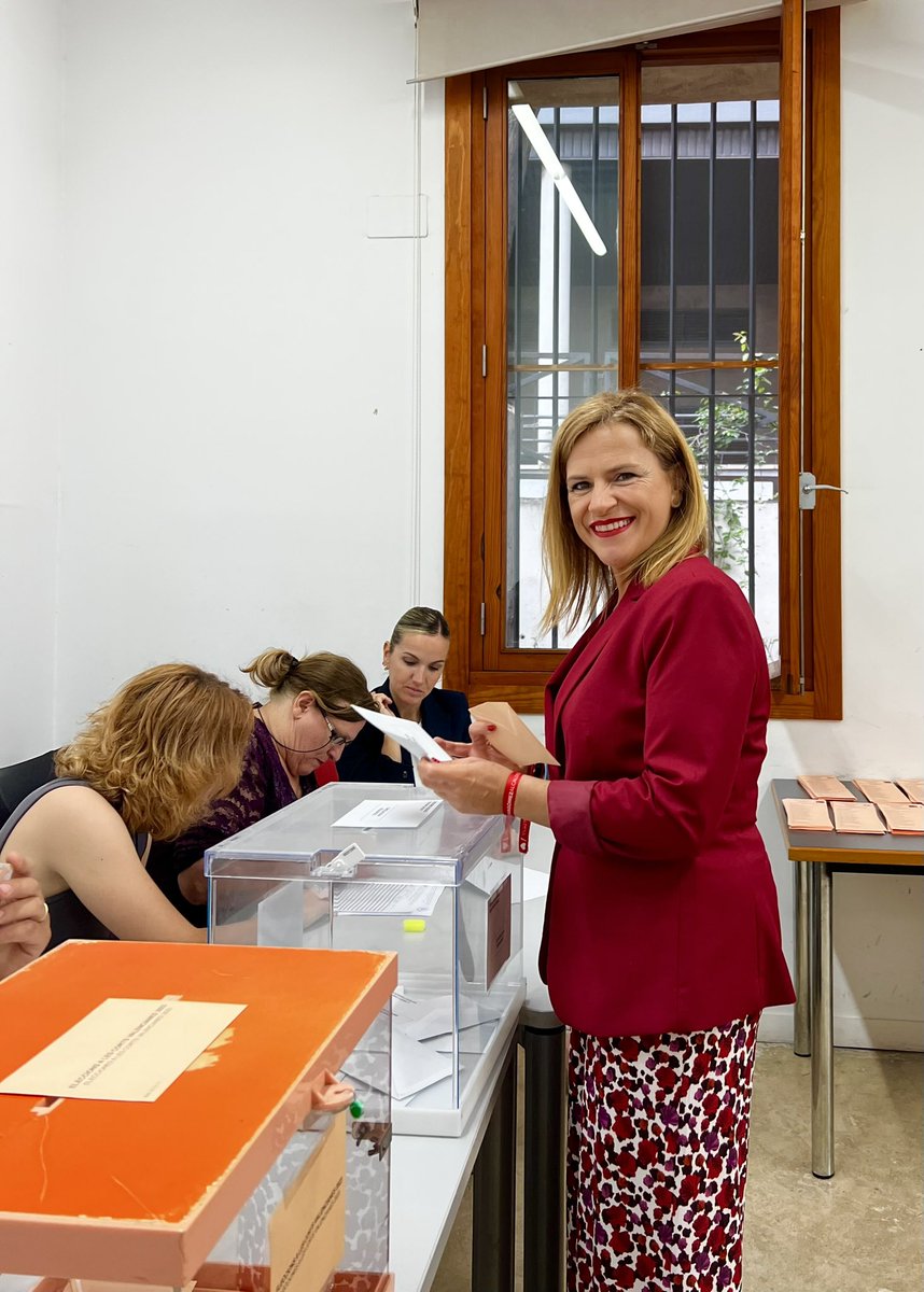pilarbernabe's tweet photo. ¡Pues yo ya he votado! 🗳️

Hubo un momento en el que votar no era una opción. Hoy, acude a las urnas y vota por el proyecto que la Comunitat Valenciana, nuestros pueblos y ciudades, merece. ❤️

Vota por ti, por los que lucharon en el pasado y por el futuro de los que vendrán. ✊🏼 https://t.co/1BAAUsm9ZT