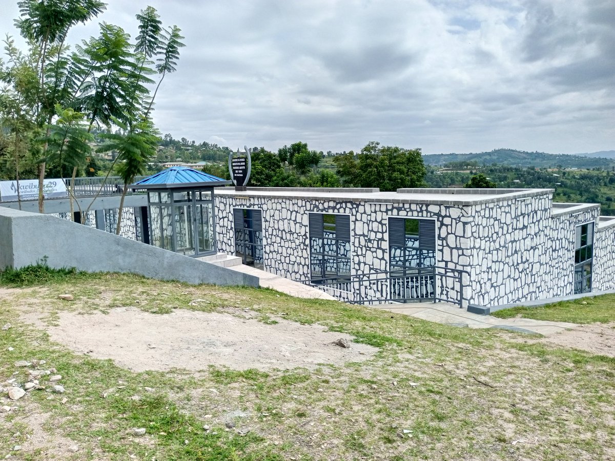 NyanzaDistrict's tweet photo. Ku Rwibutso rwa Jenoside yakorewe Abatutsi mu 1994 mu Rwanda rw'Amayaga ya Nyanza mu murenge wa Muyira hari kubera igikorwa cyo #Kwibuka29 Jenoside yakorewe Abatutsi mu 1994. Gahunda murayikurikira munyuze kuri iyi link https://t.co/ZFfYui9YAw @Erasmen https://t.co/VkFj5D0JOf
