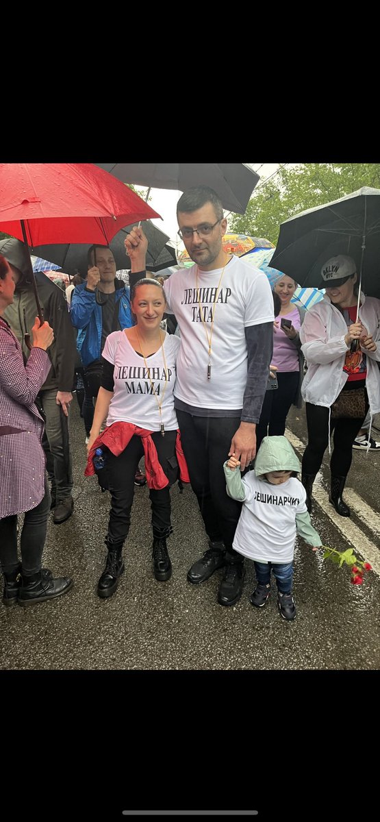 Овај “лешинар тата”на слици је Лазар Павловић <a href="/LazarPavlovic/">Lazar Pavlović</a>, организатор геј парада и један од главних ЛБГТ активиста у Србији.
Паметном доста.