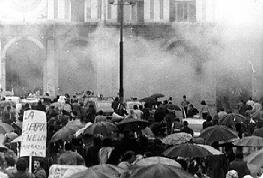 28 maggio 1974: una bomba piazzata dai fascisti di Ordine Nuovo in #PiazzadellaLoggia a Brescia fa strage di antifascisti: 8 morti, 102 feriti. Non è un caso che il governo quest'anno si sia dimenticato di costituirsi p.civ nel processo. C'è chi dimentica. Noi non dimentichiamo.