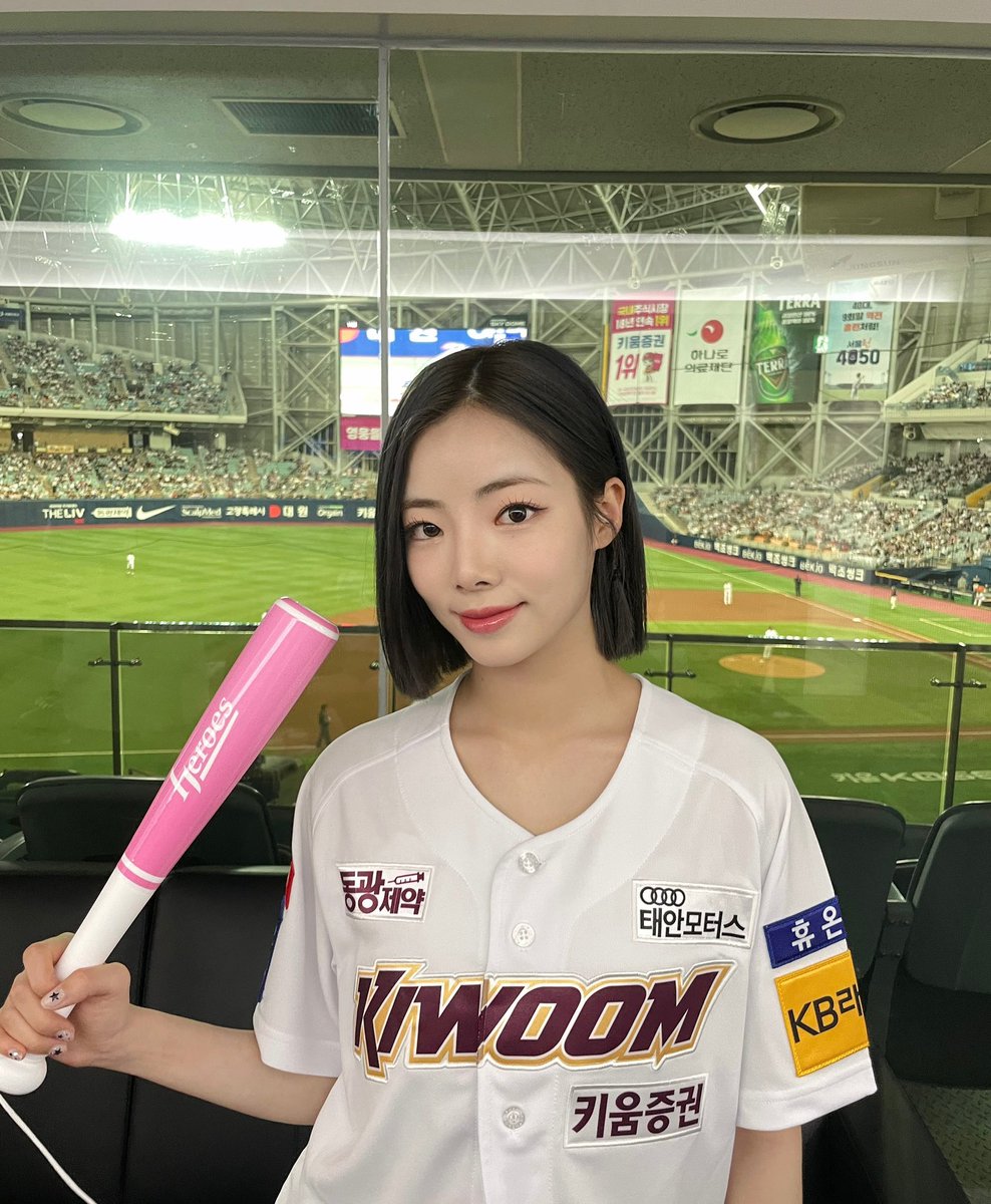 RBW_PURPLEKISS's tweet photo. [#고은]
오랜만에 함께한 키움 히어로즈🫶🏻
선수분들 너무 고생 많으셨습니다아
키움 히어로즈 화이팅🤍 https://t.co/DwWFglP6fS