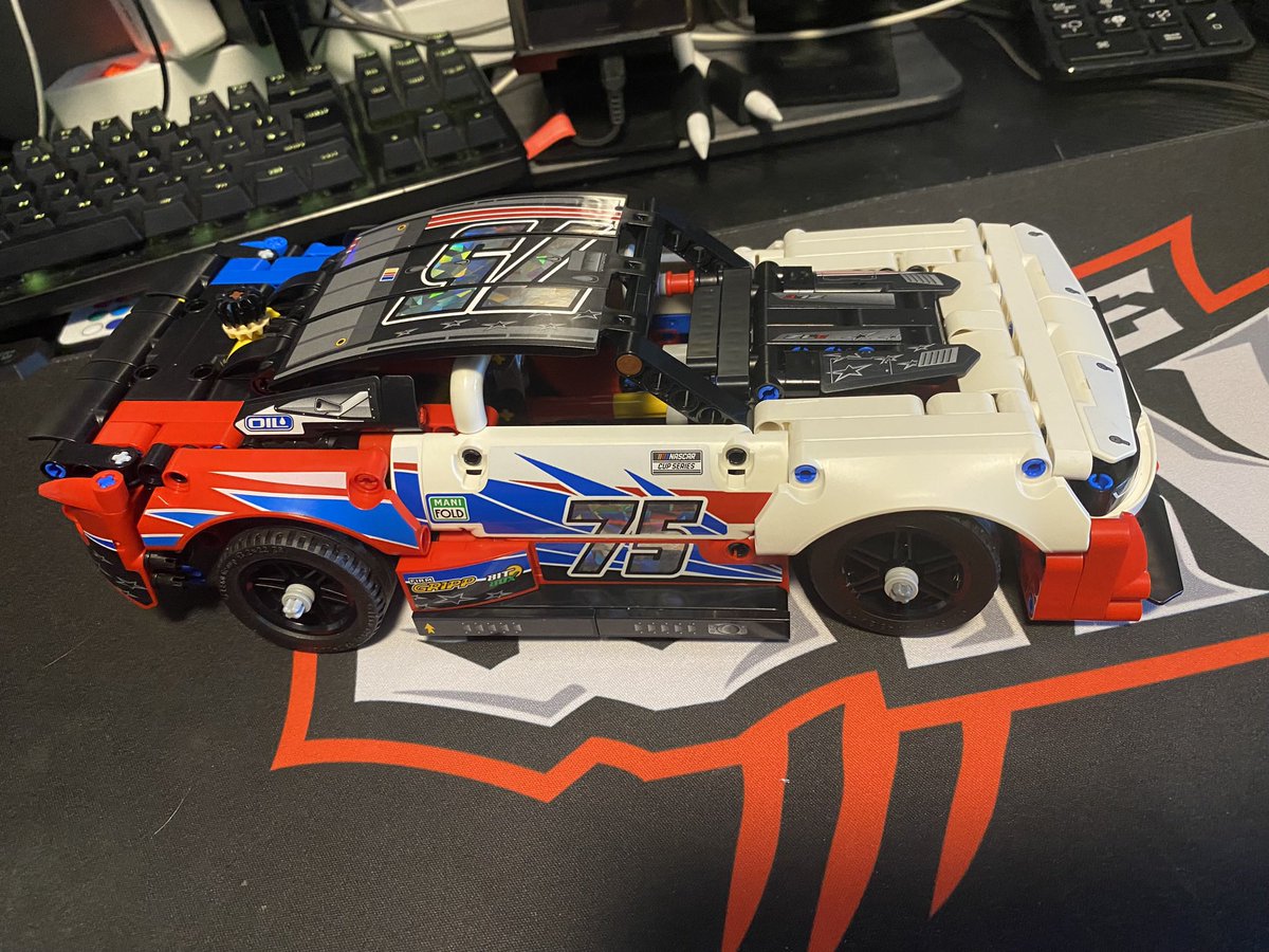 LorvinArt's tweet image. Even though I messed up step 49 out of 139 I fixed it with some sticky putty.  Now I have to wait till Wednesday till I get 3 more cars in the mail😁

#lego #legocollection #legotechnic #NASCAR75 #NASCAR