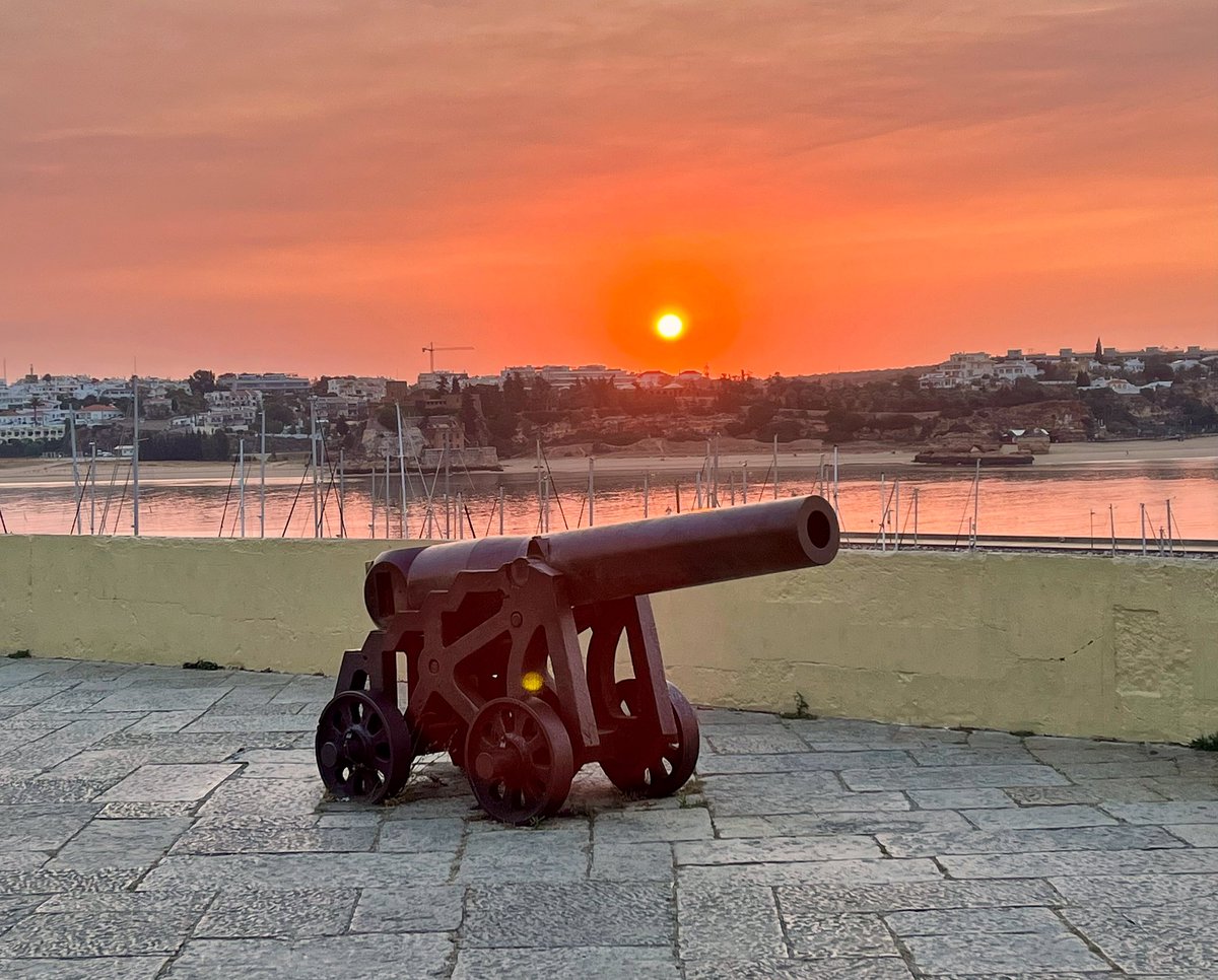 Caught this lovely #sunrise in #Portimao last week😍🇵🇹 #algarve #BestofPortugal #Portugal #Portuguesa 
#sunrises #sunrisephotograph 

Have a good day all🌻🐝😊#SundayMorning #Travel #SundayMotivation #sunday