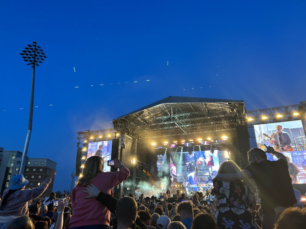 Wrexham AFC & @WrexhamAFCWomen got a nice bus parade but @RuabonRoversFC got @DeclanSwans, Kelly Jones’ @farfromsaints & @KingsOfLeon playing their champions promotion party 😉 What an incredible day for our village and our town ❤️
@wrexham #WxmAFC #Ruabon