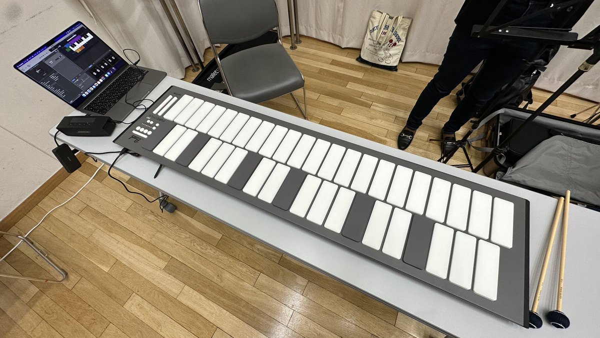 tsujitter1982's tweet photo. FANTASIA Wind Orchestraにマレットステーション導入
MacBookのGarage band音源で音が出せるMIDI鍵盤です
鍵盤が揃えられないので練習の時はこちらで代用、本番やゲネプロはちゃんと本物を借ります
#GarageBand 
#malletstation
#マレットステーション https://t.co/d1uNJBKUGa
