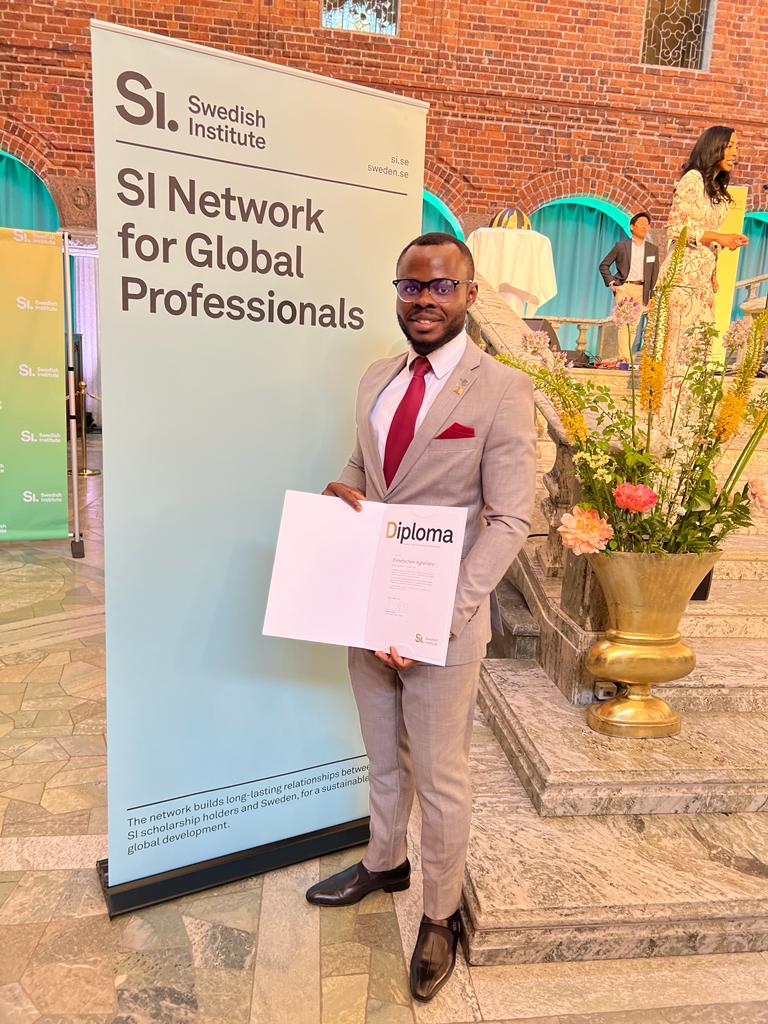 EnowAgbor_T's tweet photo. The end of my journey as a Swedish Institute (SI) Scholar 😊. Thanks to the Swedish govt for this life-transforming opportunity via the SI scheme. Ready to continue impacting society as a worthy alumnus.
4th frame: SI Cameroon Alumni 🇨🇲 🇸🇪
#SIscholar
#SIalumni
#NFGP https://t.co/mExnAKU2xL
