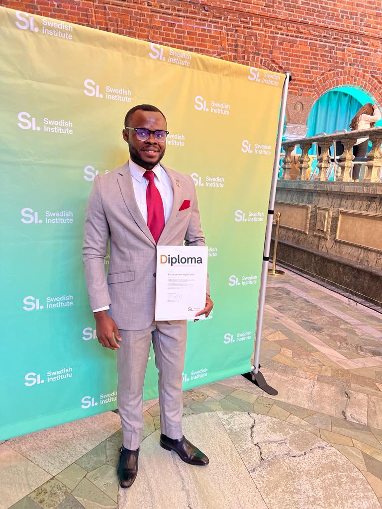 EnowAgbor_T's tweet photo. The end of my journey as a Swedish Institute (SI) Scholar 😊. Thanks to the Swedish govt for this life-transforming opportunity via the SI scheme. Ready to continue impacting society as a worthy alumnus.
4th frame: SI Cameroon Alumni 🇨🇲 🇸🇪
#SIscholar
#SIalumni
#NFGP https://t.co/mExnAKU2xL