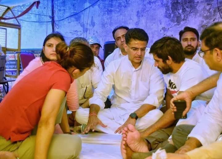 nishantdhankad's tweet photo. देश के लिए मैडल लाने वाले पहलवानों के साथ दोहरा बर्ताव क्यों ?
ये हमारे देश के गौरव है जिन्होंने विदेशों में देश के तिरंगे को फहराया है बृजभूषण एक मात्र गुंडा भर है अतीक जैसे माफिया नहीं बचे तो इसको क्यों बचाया जा रहा है ?

#पहलवान_देश_की_शान https://t.co/nqzggFDLOs