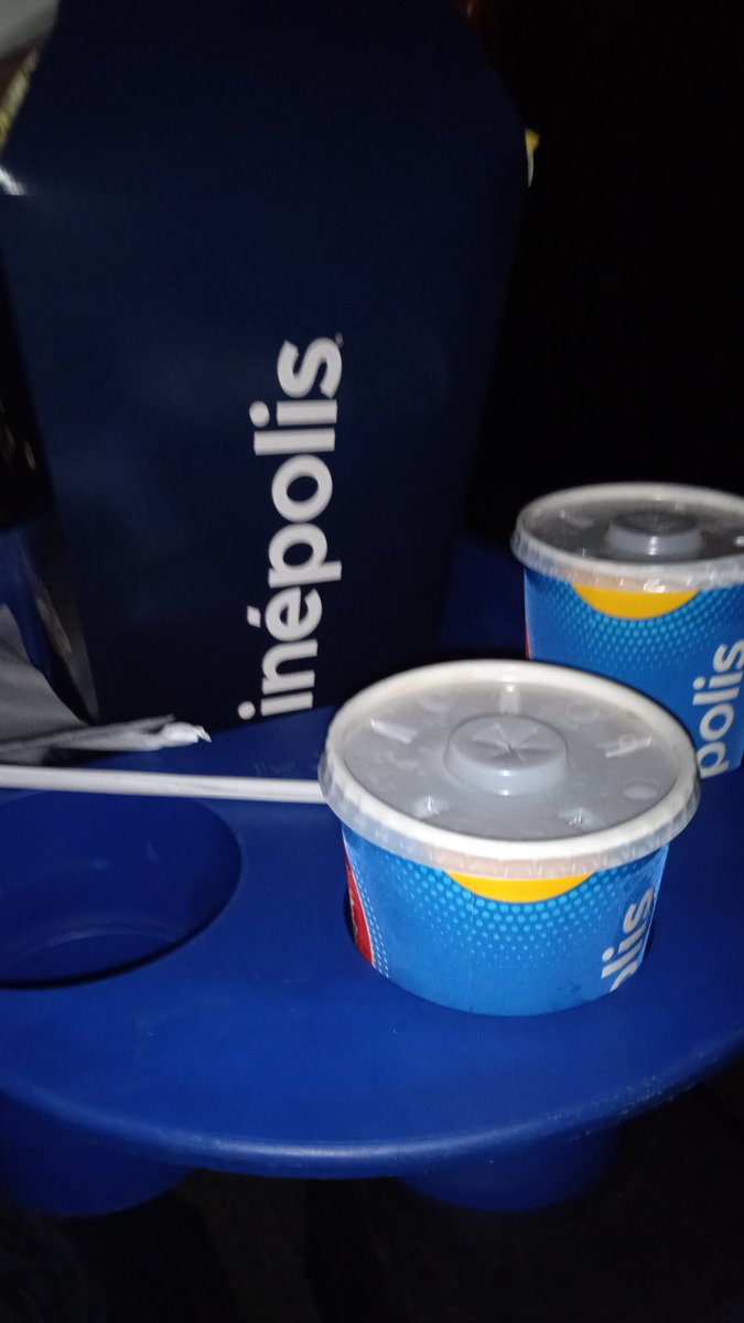 noloruiz1's tweet photo. Así se ve el combo clásico si lo compras en la dulceria express de @Cinepolis, dos chicos en ves de un Jumbo y creo que se les perdió el jotdog 🖕 https://t.co/cjXjdSS1tC