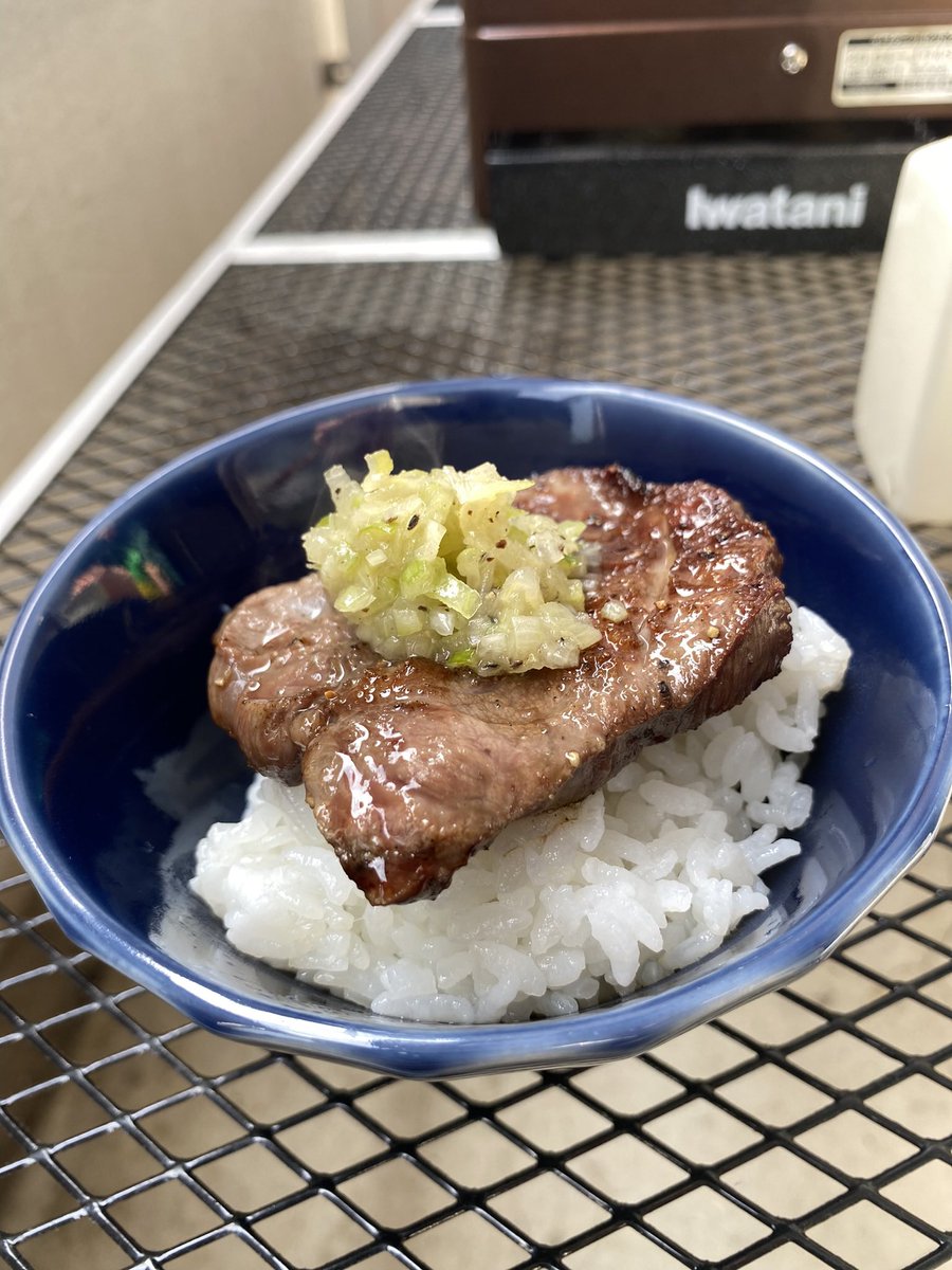 P_iii's tweet photo. 本日もら3hだけからのベランダ焼肉🔥 https://t.co/vcZiU4rpXf