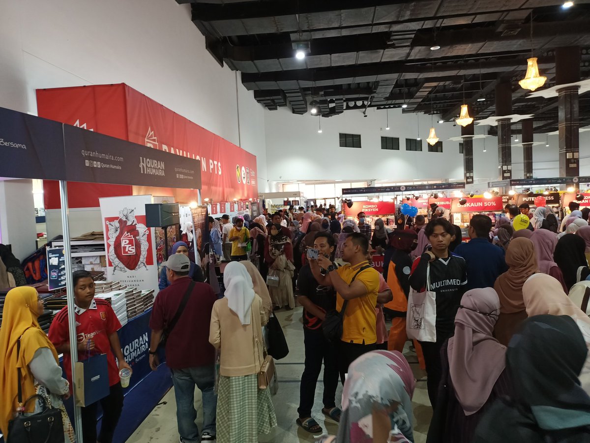 tokosuemalaysia's tweet photo. Tokosue minta maaf kepada semua yang cari tapi tak jumpa booth kami. Kami di lorong belakang. Betul2 di belakang cashier PTS dengan banner tinggi tu.

Boleh masuk dari Stesen Buku atau dari tepi cashier Fixi, yg orang beratur panjang tu.

4145, Tingkat 4

#lorongbelakangpbakl https://t.co/oA937zkdRy