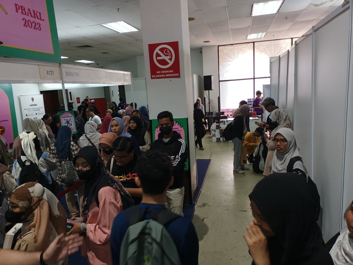 tokosuemalaysia's tweet photo. Tokosue minta maaf kepada semua yang cari tapi tak jumpa booth kami. Kami di lorong belakang. Betul2 di belakang cashier PTS dengan banner tinggi tu.

Boleh masuk dari Stesen Buku atau dari tepi cashier Fixi, yg orang beratur panjang tu.

4145, Tingkat 4

#lorongbelakangpbakl https://t.co/oA937zkdRy