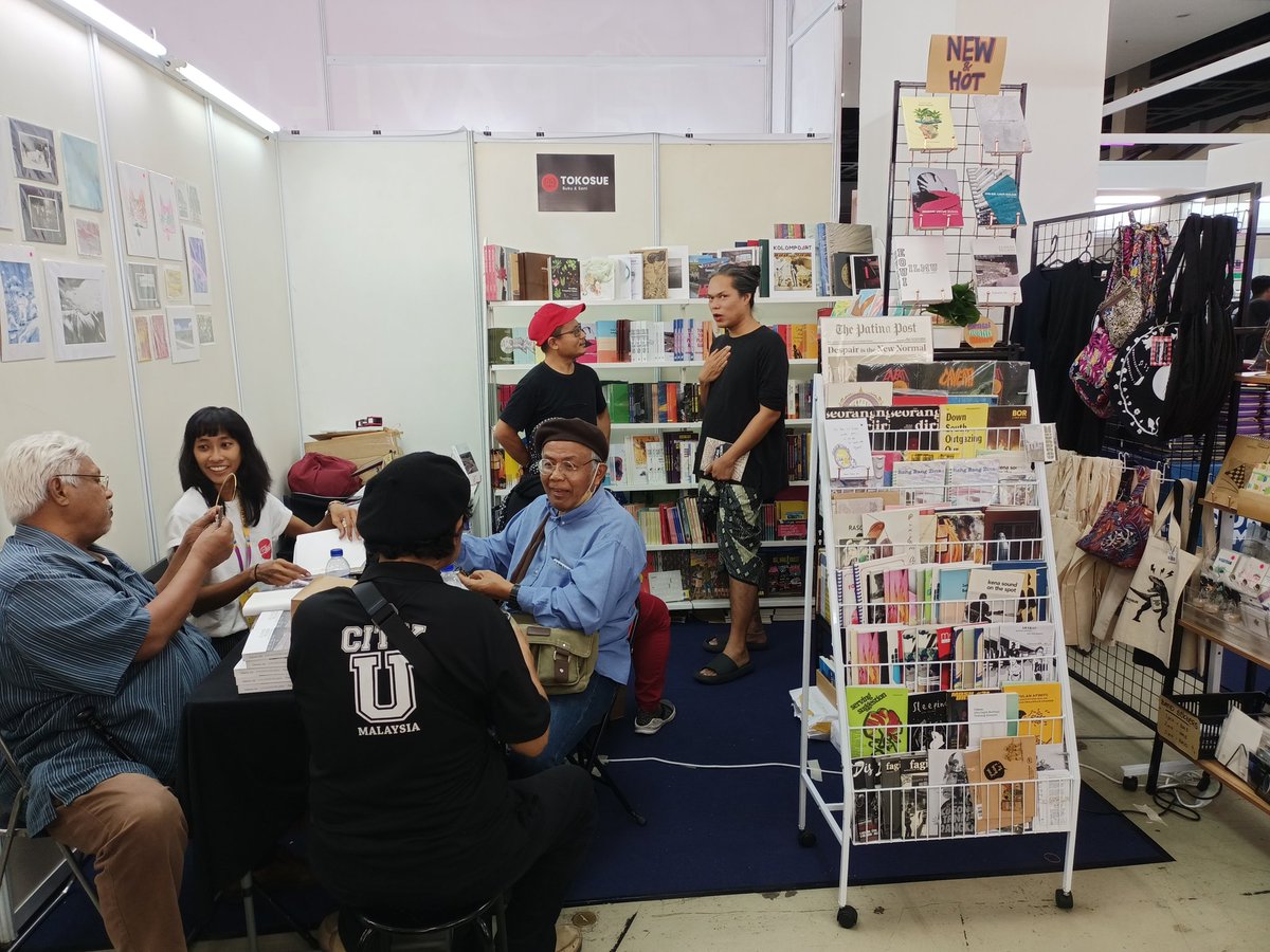 tokosuemalaysia's tweet photo. Tokosue minta maaf kepada semua yang cari tapi tak jumpa booth kami. Kami di lorong belakang. Betul2 di belakang cashier PTS dengan banner tinggi tu.

Boleh masuk dari Stesen Buku atau dari tepi cashier Fixi, yg orang beratur panjang tu.

4145, Tingkat 4

#lorongbelakangpbakl https://t.co/oA937zkdRy