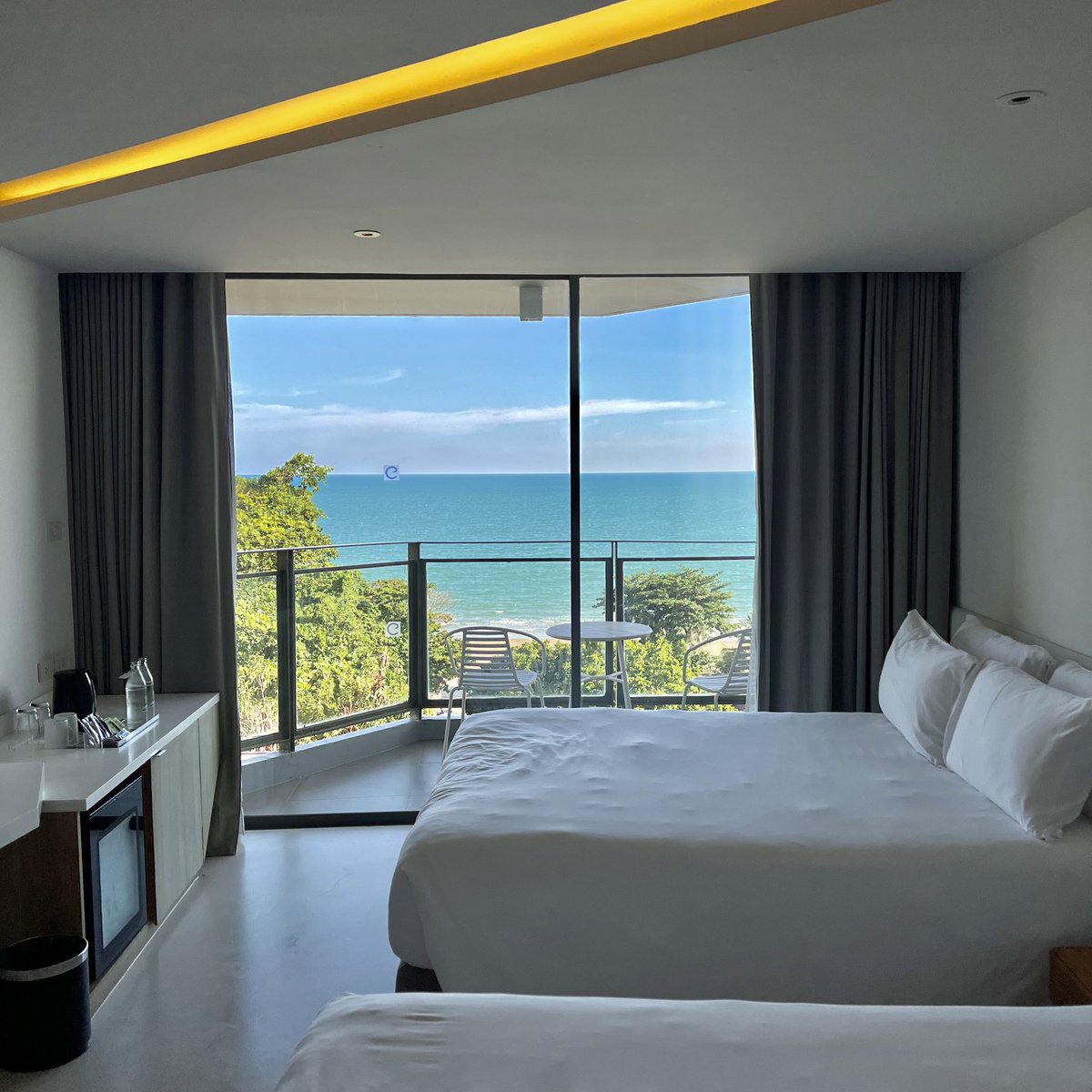 placestwogo's tweet photo. ทริประยองครั้งแรกมาพักที่ Centara Q Resort ตึกดีไซน์แปลกตามาก ทุกห้องหันออกทะเลเป็น ocean front หมดเลย ประทับใจความหาดสวยสุดๆ พึ่งรู้ว่าระยองทะเลสวยมาก มานั่งชิลๆ ริมหาดก็ฟินแล้ว! ที่นี่ไม่ได้ใหญ่มาก มีความไพรเวท ไม่พลุกพล่าน มีอาหารเช้า สปา และ terrace ริมทะเลด้วย

#PlacestwoGo https://t.co/9iiUe4Rjmb