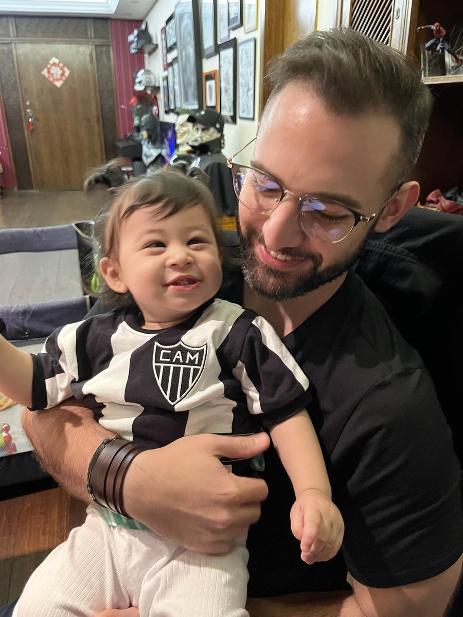Essas fotinhas da Lily finalmente estreando o presente do tio Flávio mereceram até voltar aqui pra postar e deixar registrado <a href="/vivianself_/">vivit 🖤🤍🎀 👧🏻</a> <a href="/tsoalex/">Alexandre Tso</a> 🖤🤍🐓 Trem mar lindo!