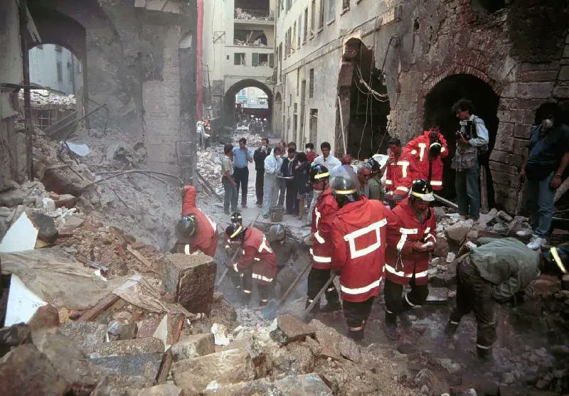 MafiaExposed's tweet photo. ART OF WAR. Hundreds of people gathered in Florence to pay tribute to the victims of the Georgofili Massacre on its 30th anniversary. Five were killed when a bomb exploded near the Uffizi Gallery as part of a wave of Mafia attacks on the state in 1993. https://t.co/i4dbRu4v9T https://t.co/D37aj60wfj